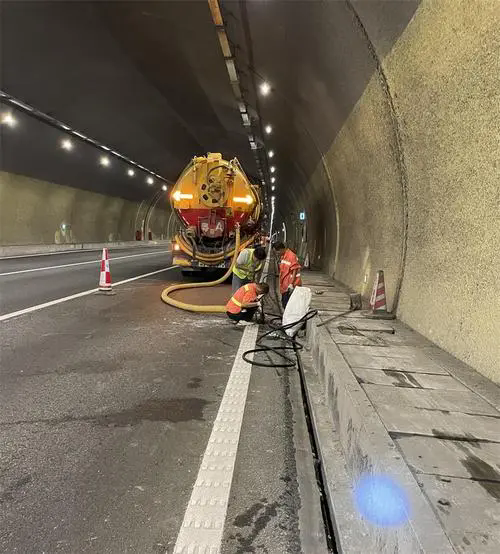 汉阳隧道排水渠清淤